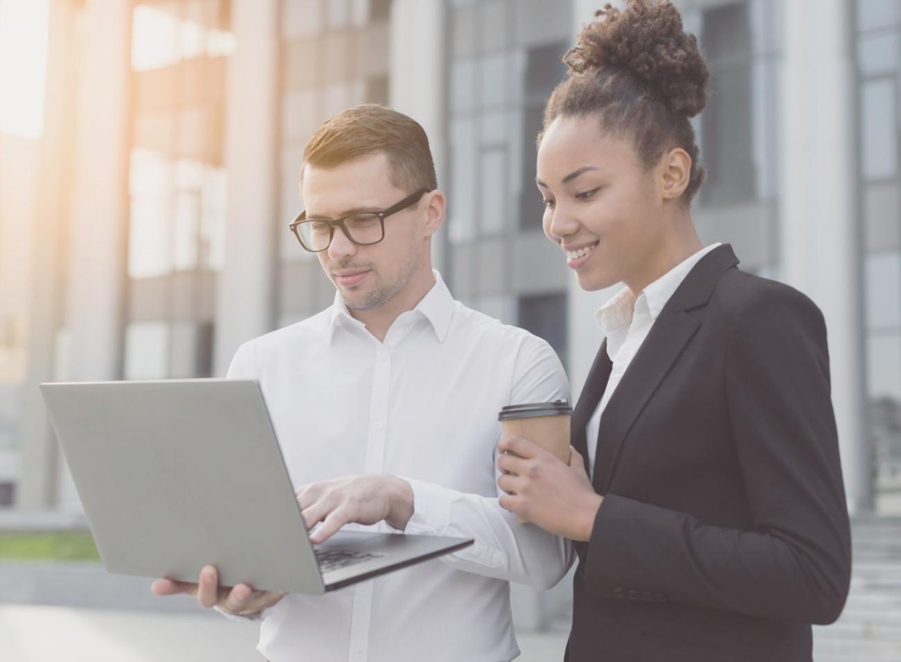 Professionnel analysant des données financières lors d'une session de formation